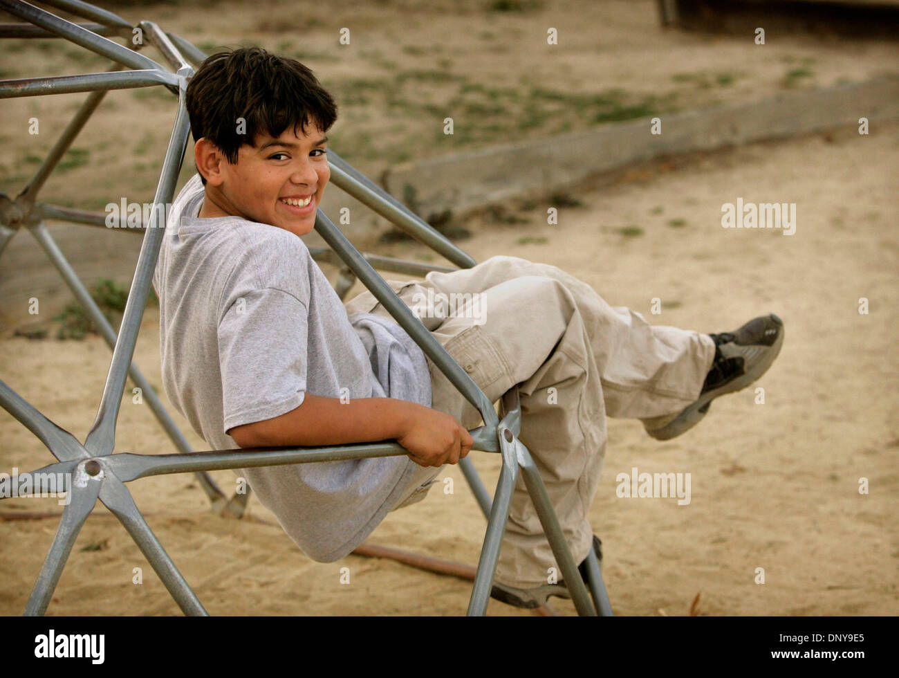 (Veröffentlichte 16.02.2006, NC-4) Zwölfjährige Jugend-of-the-Year-Gewinner, die Gabe Pliego für ein Foto auf dem Spielplatz der Boys und Girls Club in Karlsbad am 7. Februar 2006 gestellt. Stockfoto