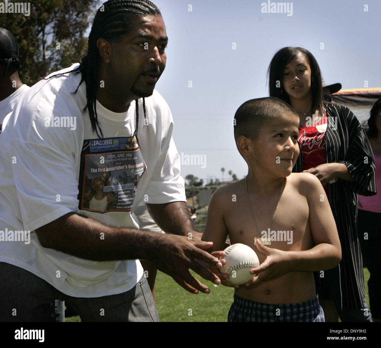 (Veröffentlicht 20.06.2005, b-3:1, 3)  Skyline von Travis resident Strumpf sechsjährigen Lazaro Lorenzana geholfen, als er bereit, einen Ball werfen den Dunk Tank während einer Väter Stockfoto