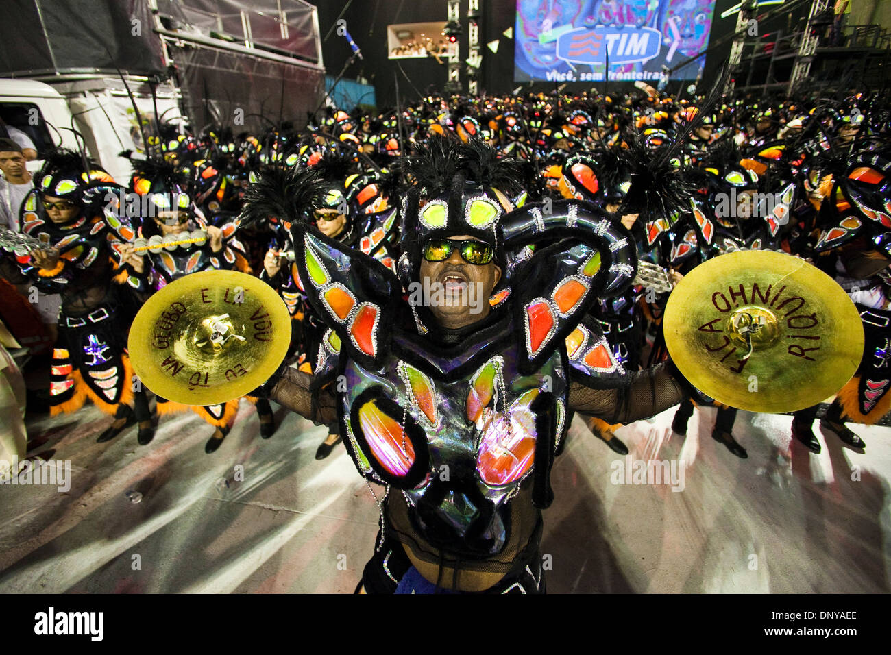 Parade der Sambaschulen, Karneval von Rio De Janeiro, Brasilien. Uniao da Ilha School 2011 Parade Trommeln Abschnitt Percussion-Instrumente Stockfoto