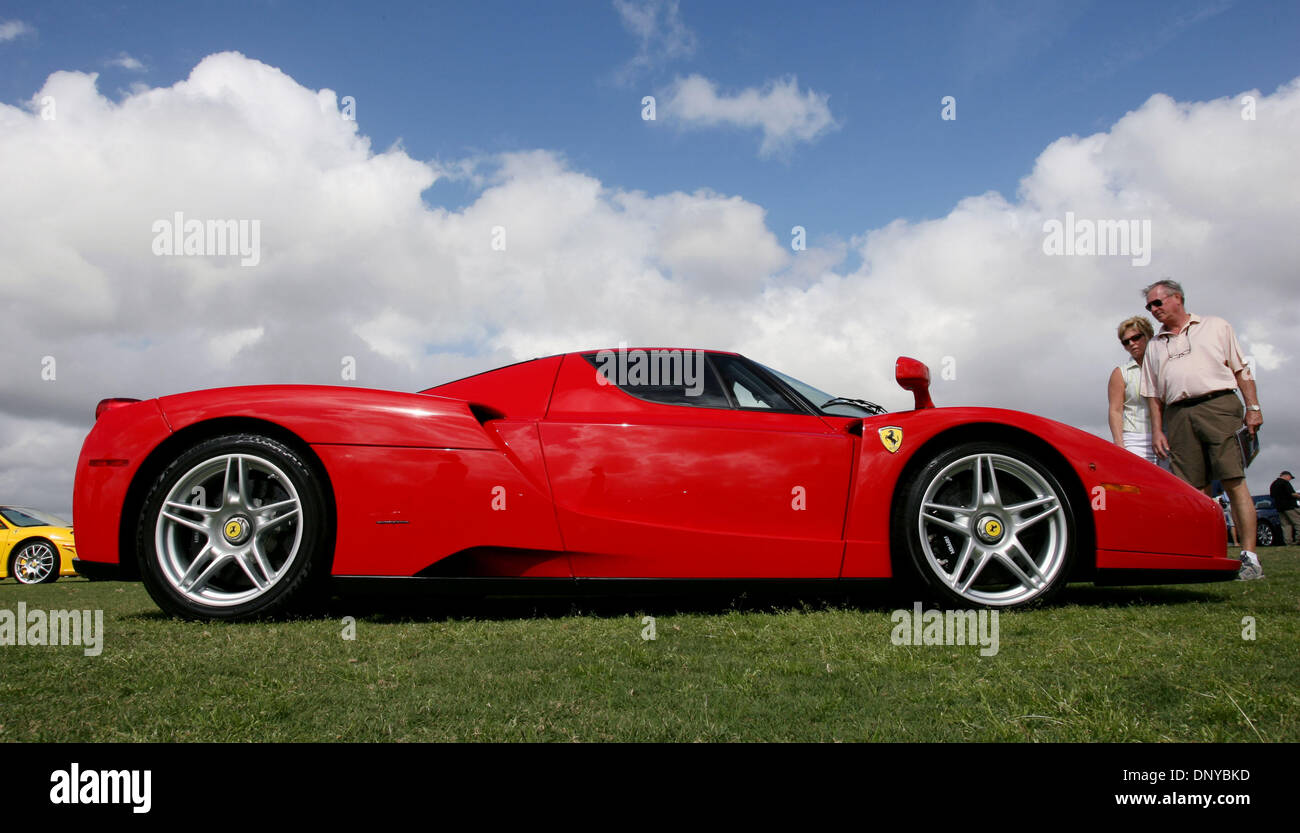 22. Januar 2006; Wellington, FL, USA; Ein 2003 Ferrari Enzo Coupé, im Besitz von Sammler Michael Fux von Miami, am Palm Beach International Concours d ' Elegance im Palm Beach Polo Club in Wellington Sonntag. Ferrari will nur 29 der 800PS FXX Modelle zu produzieren. Obligatorische Credit: Foto von Gary Coronado/Palm Beach Post /ZUMA Press. (©) Copyright 2006 von Palm Beach Post Stockfoto