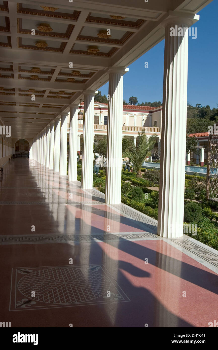 25. Januar 2006; Pacific Palisades, Kalifornien, USA; Die äußere Peristyl der Getty Villa sind die Villa dei Papiri in Herculaneum südlich von Rom nachempfunden. J. Paul Getty Museum, geschlossen wegen Renovierung und Erweiterung im Jahr 1997 hat nach 275 Millionen Dollar an Ergänzungen und Renovierungen wieder eröffnet. Das Museum beherbergt heute über 23 Galerien anzeigen über 1.200 Stück von Getty perma Stockfoto