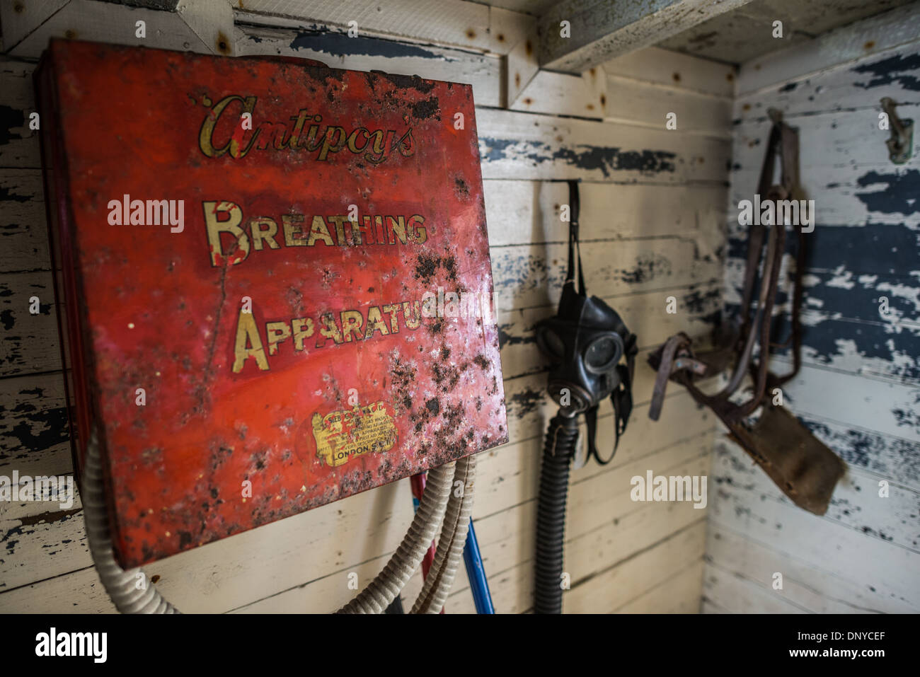 Wordie House Atemgerät Antarktis // WINTERINSEL Antarktis — Eine Sammlung von alten Atemgeräten und Feuerwehrausrüstung hängt an der Wand von Wordie House, einer erhaltenen britischen Antarktis-Forschungsbasis Mitte der 1940er Jahre. Ursprünglich 1947 vom Falkland Islands Dependencies Survey, der Nachfolgeorganisation der Operation Tabarin, als Basis F gegründet und später nach James Wordie, Chefwissenschaftler und Geologe auf Ernest Shackletons Endurance-Expedition, umbenannt, ist diese Forschungsstation in der Nähe der Vernadsky Research Base auf den Argentinischen Inseln erhalten. Stockfoto