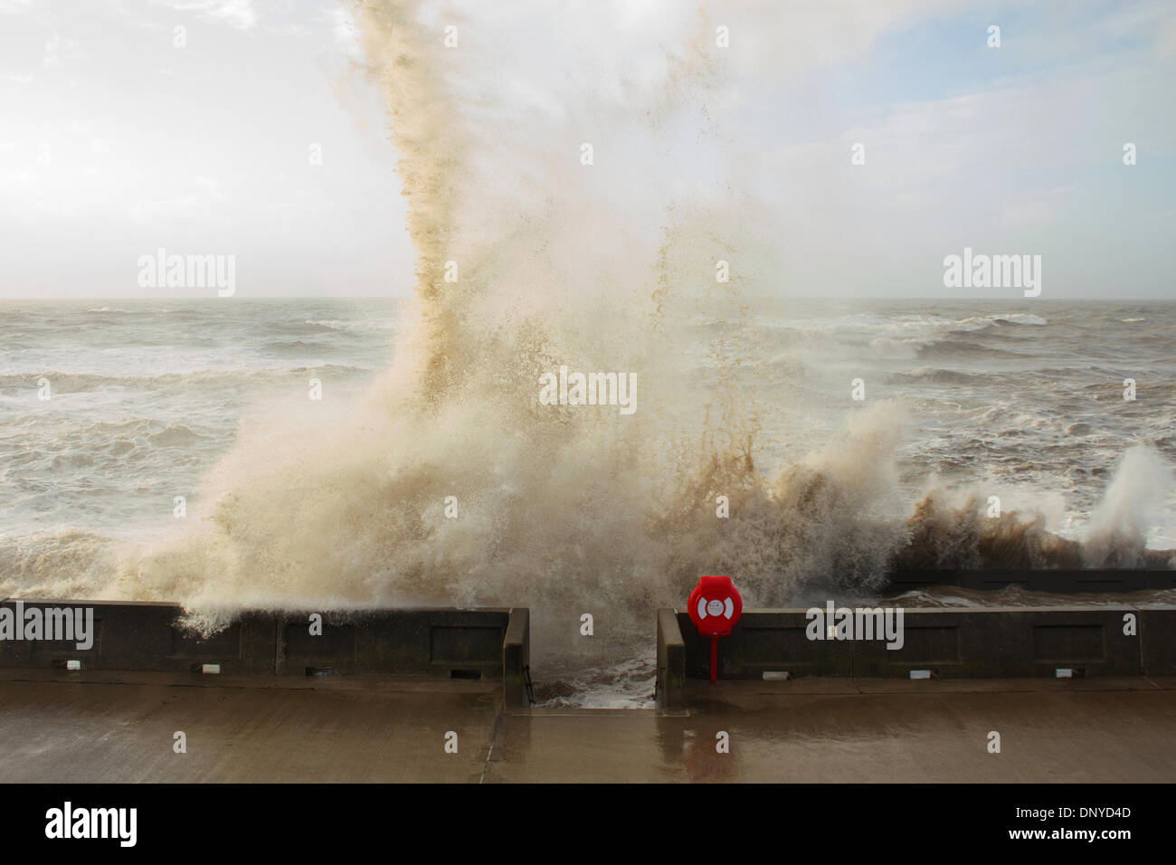 Blackpool, UK. 6. Januar 2013. Eine Flut und starkem Wind kombinieren, um Wellen in Blackpool Meer senden. Das stürmische Wetter verbreiten in weiten Teilen des Vereinigten Königreichs. Bildnachweis: Vincent Abtei/Alamy Live News Stockfoto