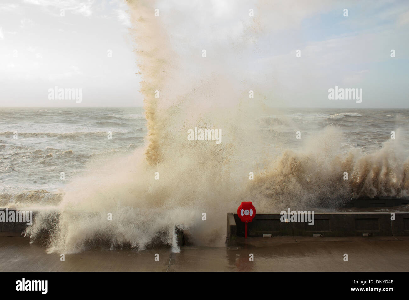 Blackpool, UK. 6. Januar 2013. Eine Flut und starkem Wind kombinieren, um Wellen in Blackpool Meer senden. Das stürmische Wetter verbreiten in weiten Teilen des Vereinigten Königreichs. Bildnachweis: Vincent Abtei/Alamy Live News Stockfoto