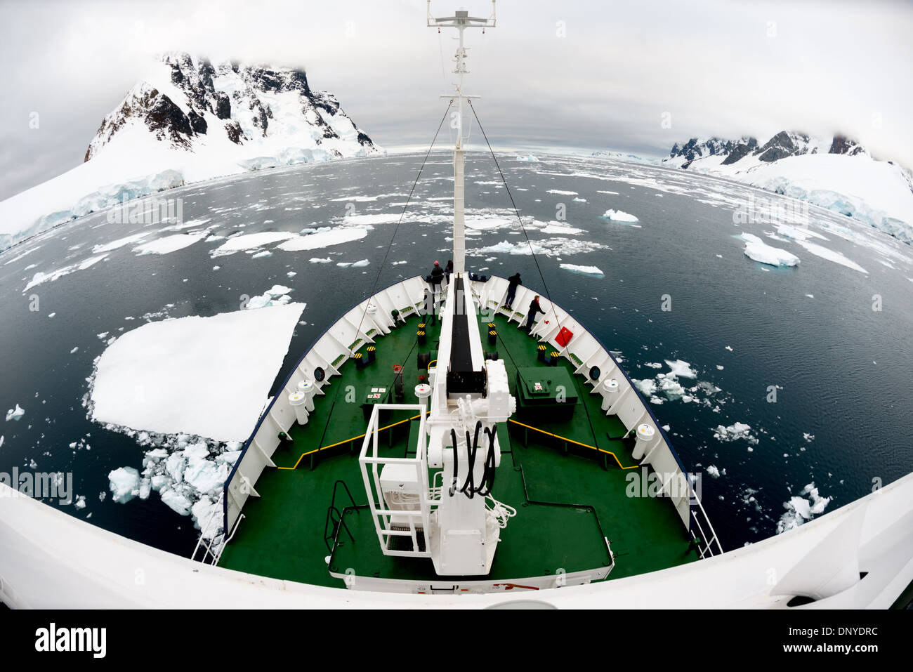 Lemaire Channel Expeditionsschiff Sea Ice Antarktische Halbinsel // [Lemaire Channel Antarctica] [Lemaire Channel Antarctic Peninsula] [Kyiv Peninsula] LEMAIRE CHANNEL, Antarktis — ein eisverstärktes Expeditionsschiff navigiert durch verstreute Meereseisplatten in den ruhigen Gewässern des Lemaire Channel. Die schmale Passage entlang der Antarktischen Halbinsel, auch „Kodak Gap“ genannt, erfordert Schiffe, die speziell für wechselnde Eisbedingungen konzipiert wurden, während sie Besucher durch diese malerische Route transportieren. Stockfoto