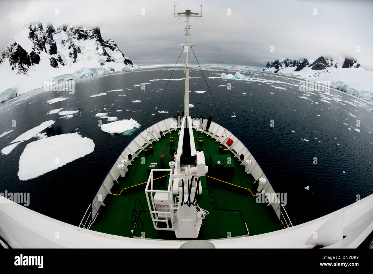 Antarktis - Ein Eis gestärkt Schiff treibt durch verstreute Platten von Meereis im ruhigen Wasser in der Lemaire Kanal auf der westlichen Seite der Antarktischen Halbinsel. Stockfoto