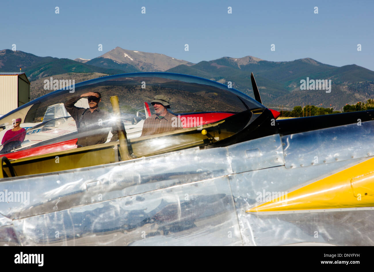 Besucher durch Baldachin von eines Van Flugzeuge RV4 betrachtet; Antike und moderne Flugzeuge bei den alljährlich stattfindenden Salida ArtWalk Fly-In Stockfoto