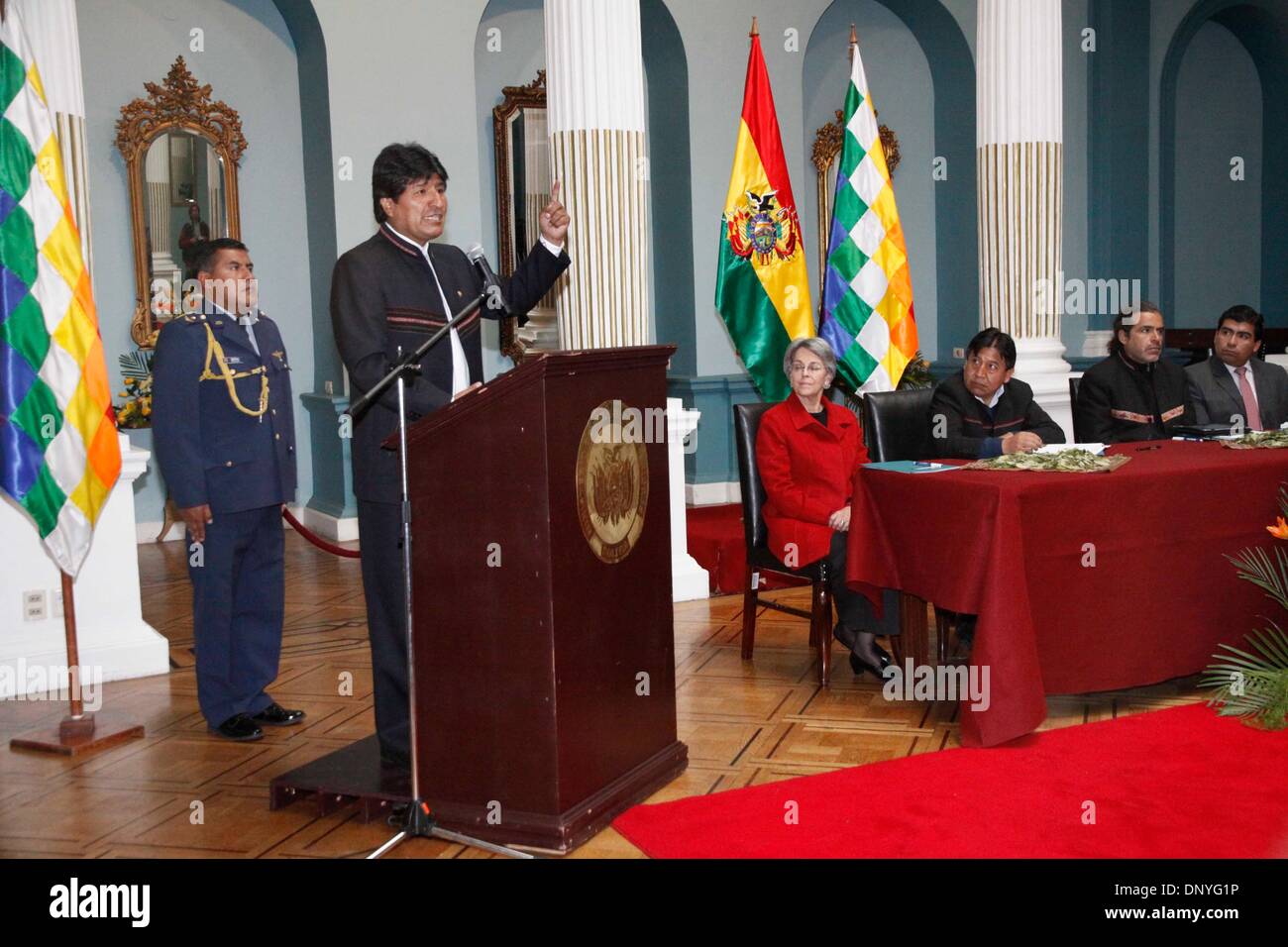 La Paz, Bolivien. 6. Januar 2014. Boliviens Präsident Evo Morales (2. L) befasst sich mit der Eröffnung der 4. Sitzung der Botschafter der Plurinationaler Staat im Außenministerium in der Paz, Bolivien, am 6. Januar 2014. Bildnachweis: Jorge Mamani/ABI/Xinhua/Alamy Live-Nachrichten Stockfoto