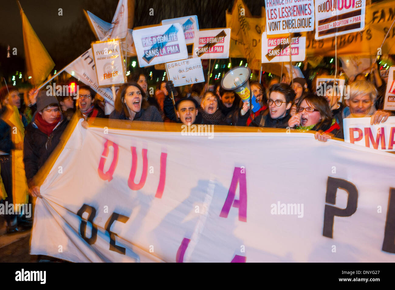 Paris, Frankreich. Öffentliche Demonstration, französische LGBT-Aktivismus-Gruppen, protestieren gegen die Weigerung der Regierung, M.A.P. (medizinisch assistierte Fortpflanzung) (P.M.A) zu legalisieren. (Künstliche Besamungsrechte) Frauen mit Protestzeichen, lgbt-Protest, weibliche Empowerment-Zeichen Stockfoto