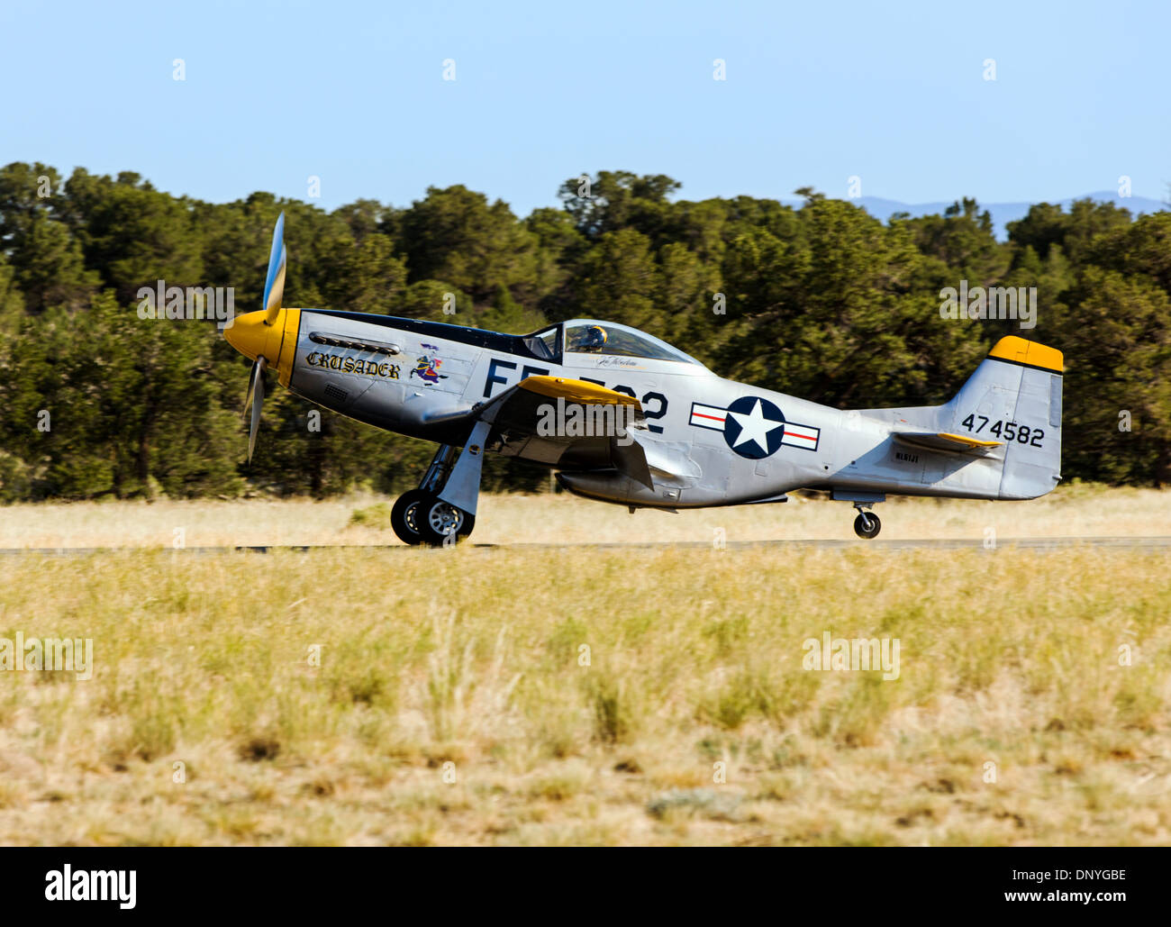 North American Aviation p-51 Mustang, amerikanischen Langstrecken, einsitzigen Jäger und Jagdbomber, landet auf dem Flughafen von Colorado. Stockfoto
