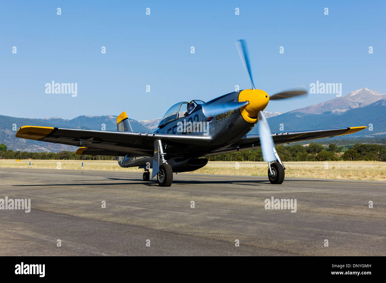 North American Aviation p-51 Mustang Rollen auf der Piste; Amerikanischen Langstrecken, einsitzigen Jäger und Jagdbomber Stockfoto