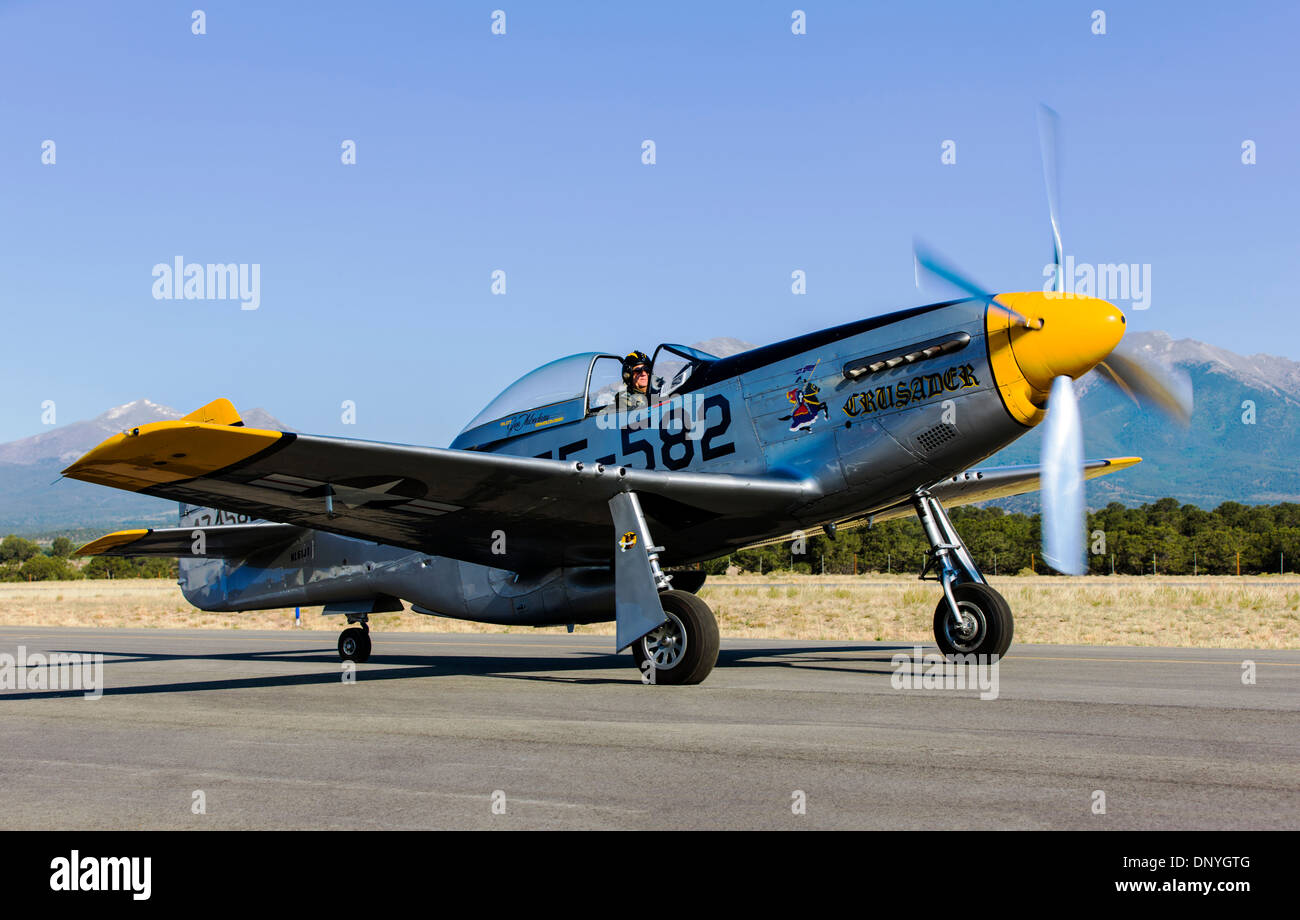 North American Aviation p-51 Mustang Rollen auf der Piste; Amerikanischen Langstrecken, einsitzigen Jäger und Jagdbomber Stockfoto