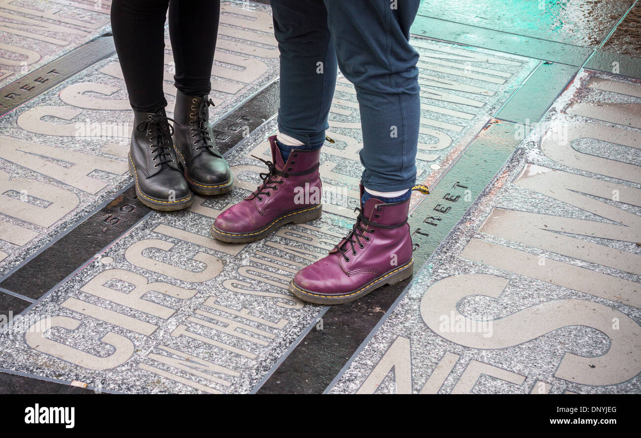 Frauen tragen Dr. Martens Stiefel auf dem Times Square in New York  Stockfotografie - Alamy