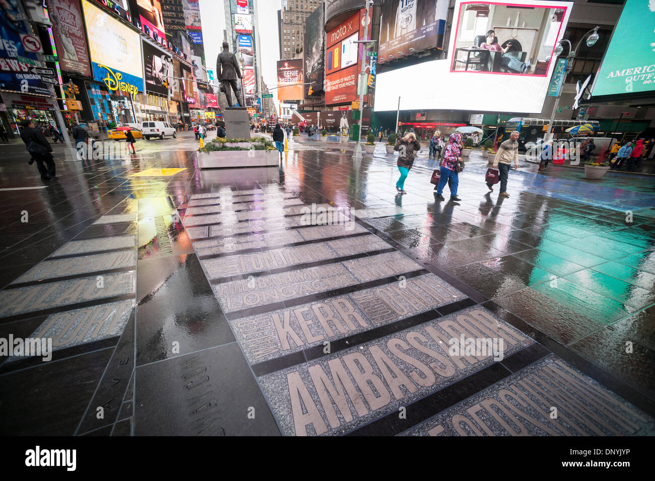 Die Namen und Speicherorte von den Broadway-Theatern sind als Karte in Duffy Square am Times Square in New York in den Belag eingelassen. Stockfoto