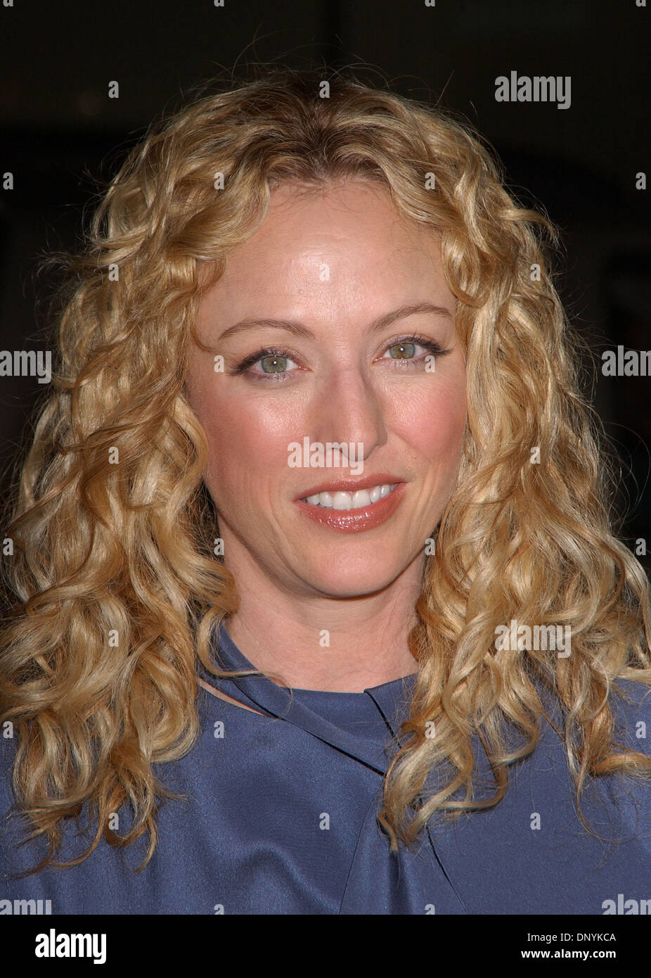 2. Februar 2006; Los Angeles, Kalifornien, USA; Schauspielerin VIRGINIA MADSEN bei der Weltpremiere von "Firewall" abgehaltenen Graumans Chinese Theater, Hollywood. Obligatorische Credit: Foto von Paul Fenton/KPA/ZUMA Press. (©) Copyright 2006 von Paul Fenton Stockfoto