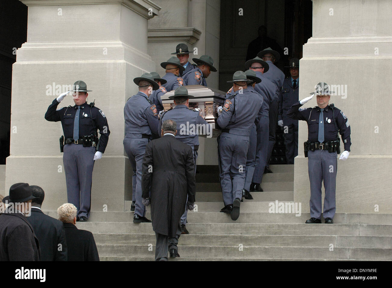 4. Februar 2006; Atlanta, GA, USA; Georgia State Troopers tragen Coretta Scott King Sarg zu staatlichen Captiol in Atlanta. Mrs. King ist der erste schwarze und Frau im Staat Georgia Capitol Building liegen. Obligatorische Credit: Foto von Robin Nelson/ZUMA Press. (©) Copyright 2006 von Robin Nelson Stockfoto