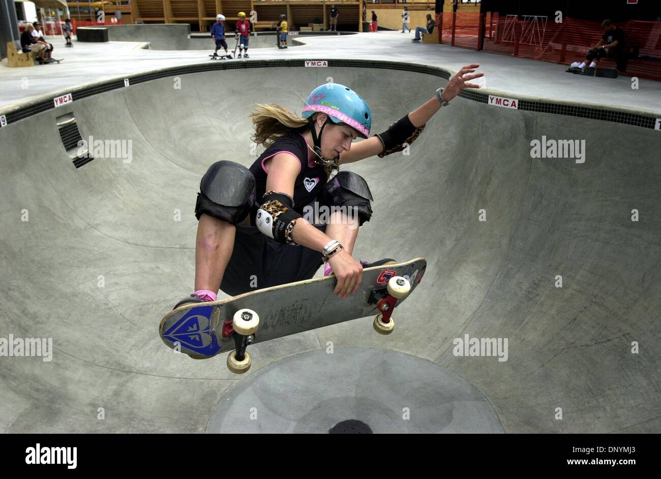 (Veröffentlichten 18.07.2004, N-19, UTS1820317) Lyn-Z Adams Hawkins, 14 auf ihrem Skateboard in einem Skate-Pool am Magdalena Ecke Familie YMCA Skatepark in Encinitas.--Laura Embry/Union-Tribune Stockfoto