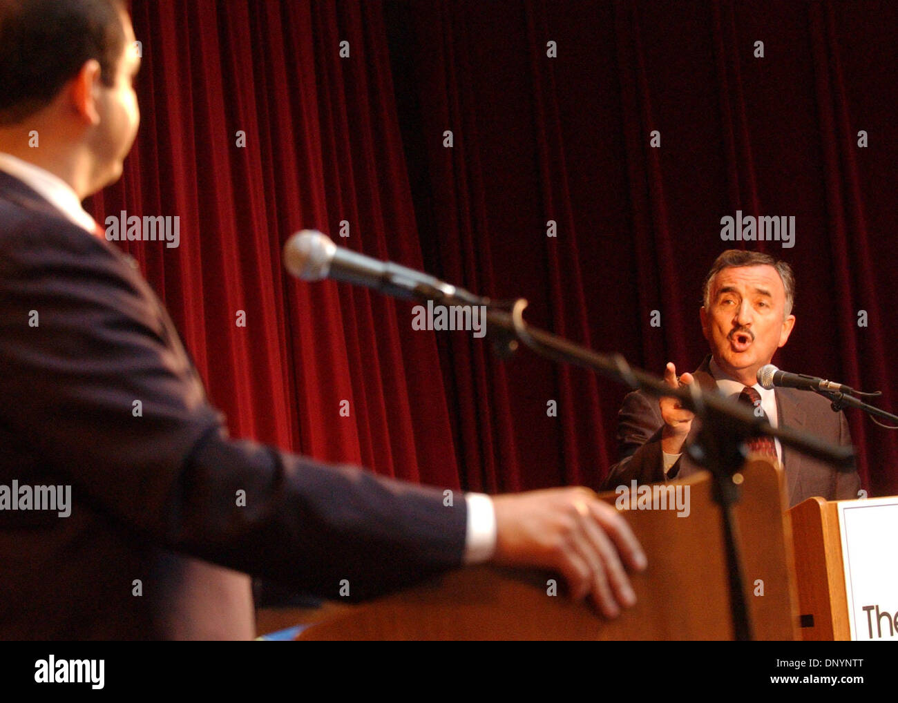 6. Februar 2006; San Antonio, TX, USA; US-Abgeordneter Henry Cuellar (links) und Herausforderer Ciro Rodriguez treffen auf dem Betriebshof am Sunset Station in ihrer ersten Aussprache dieser primär-Saison.   Obligatorische Credit: Foto von R.M./San Antonio Express-News /ZUMA Press. (©) Copyright 2006 von San Antonio Express-News Stockfoto