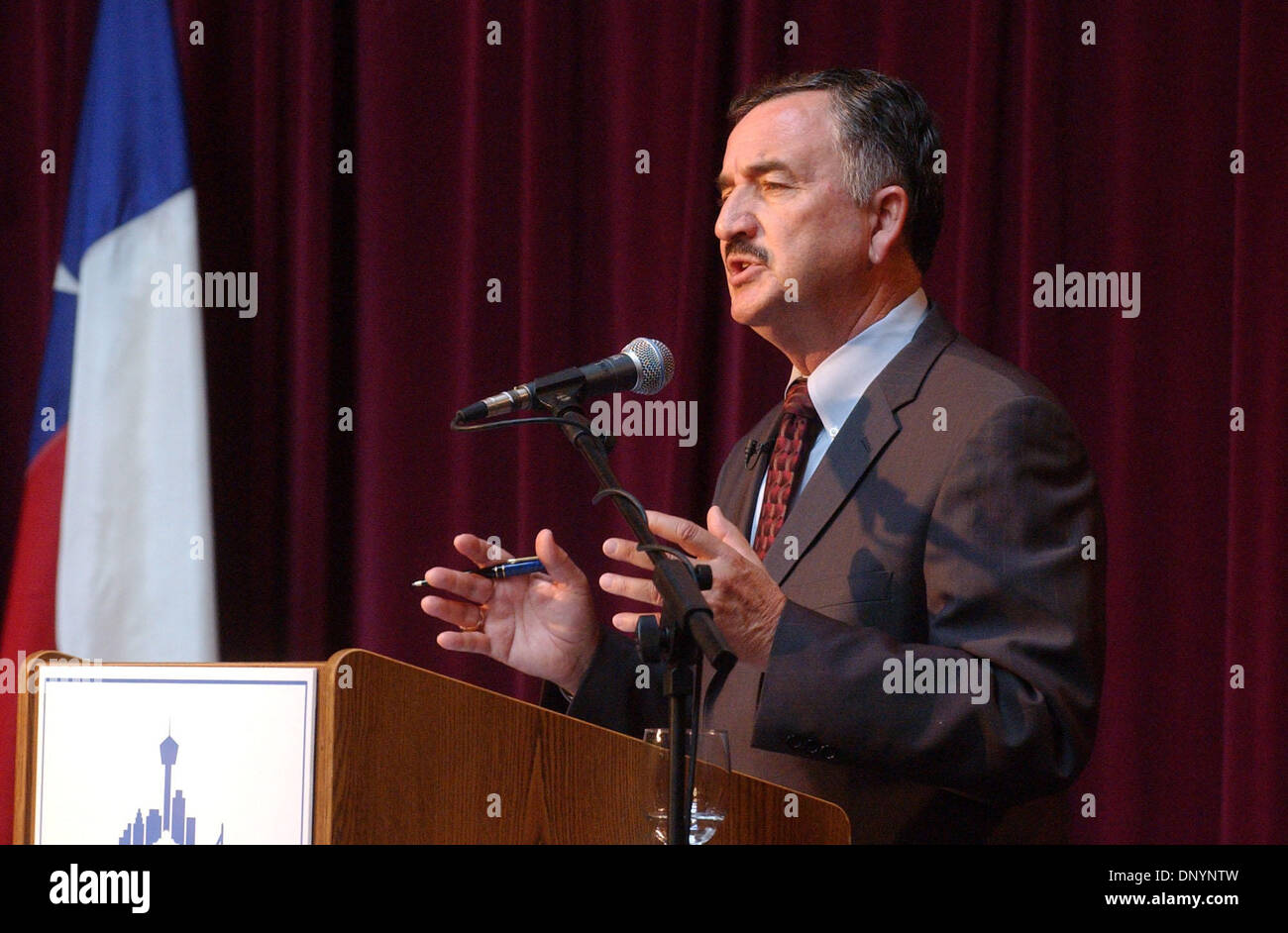 6. Februar 2006; San Antonio, TX, USA; Herausforderer Ciro Rodriguez dargestellt () Debatten US-Abgeordneter Henry Cuellar im Depot am Sunset Station in ihrer ersten Aussprache dieser primär-Saison.  Obligatorische Credit: Foto von R.M./San Antonio Express-News /ZUMA Press. (©) Copyright 2006 von San Antonio Express-News Stockfoto