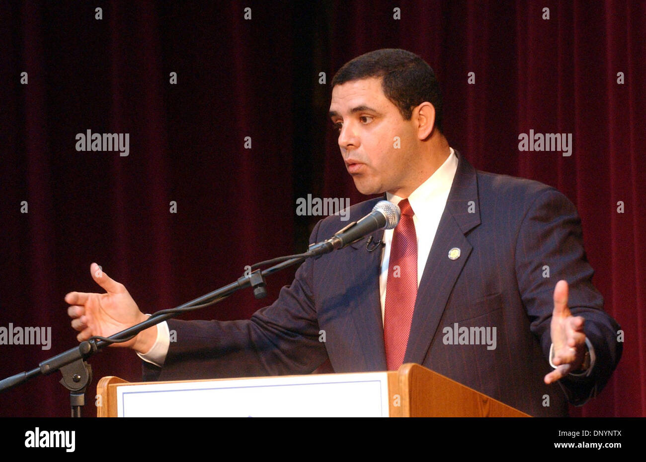6. Februar 2006; San Antonio, TX, USA; US-Abgeordneter Henry Cuellar dargestellt () Debatten Herausforderer Ciro Rodriguez auf dem Betriebshof am Sunset Station in ihrer ersten Aussprache dieser primär-Saison.  Obligatorische Credit: Foto von R.M./San Antonio Express-News /ZUMA Press. (©) Copyright 2006 von San Antonio Express-News Stockfoto