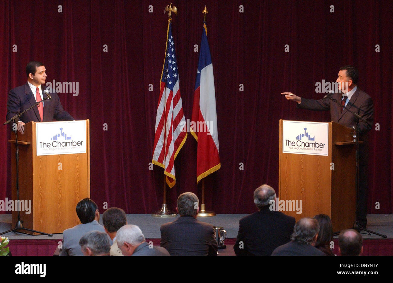 6. Februar 2006; San Antonio, TX, USA; US-Abgeordneter Henry Cuellar (links) und Herausforderer Ciro Rodriguez treffen auf dem Betriebshof am Sunset Station in ihrer ersten Aussprache dieser primär-Saison.  Obligatorische Credit: Foto von R.M./San Antonio Express-News /ZUMA Press. (©) Copyright 2006 von San Antonio Express-News Stockfoto