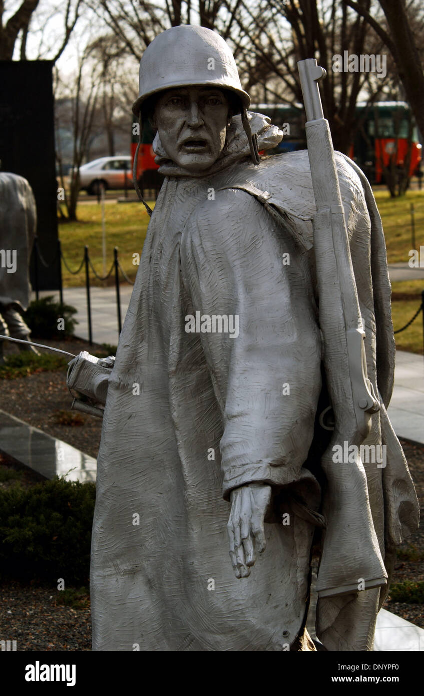 7. Februar 2006; Washington, DC, USA; Das Korean War Veterans Memorial in Washington, D.C. entfernt. Aus seiner gefeierten Symbole des Patriotismus, seine unentdeckten Nachbarschaften begeistern die Sehenswürdigkeiten und Geräusche der Hauptstadt der Nation Millionen von Besuchern jedes Jahr. Vollgepackt mit Sehenswürdigkeiten, kostenlosen Attraktionen und eine endlose Veranstaltungskalender, bietet Washington, DC das ganze Jahr über ins Stockfoto