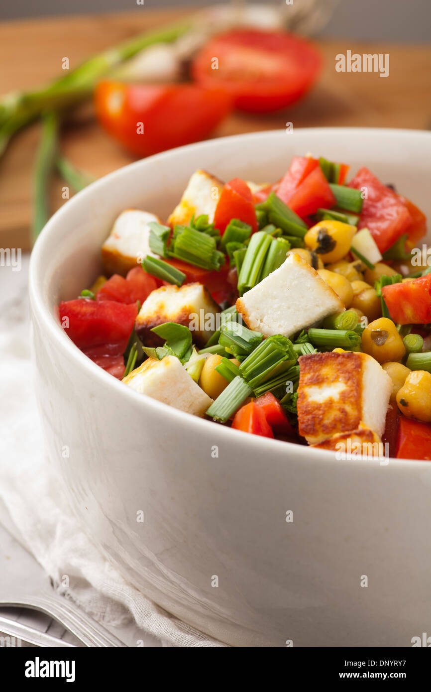 Frischer Salat mit Tomaten, Knoblauch und Kichererbsen Stockfoto