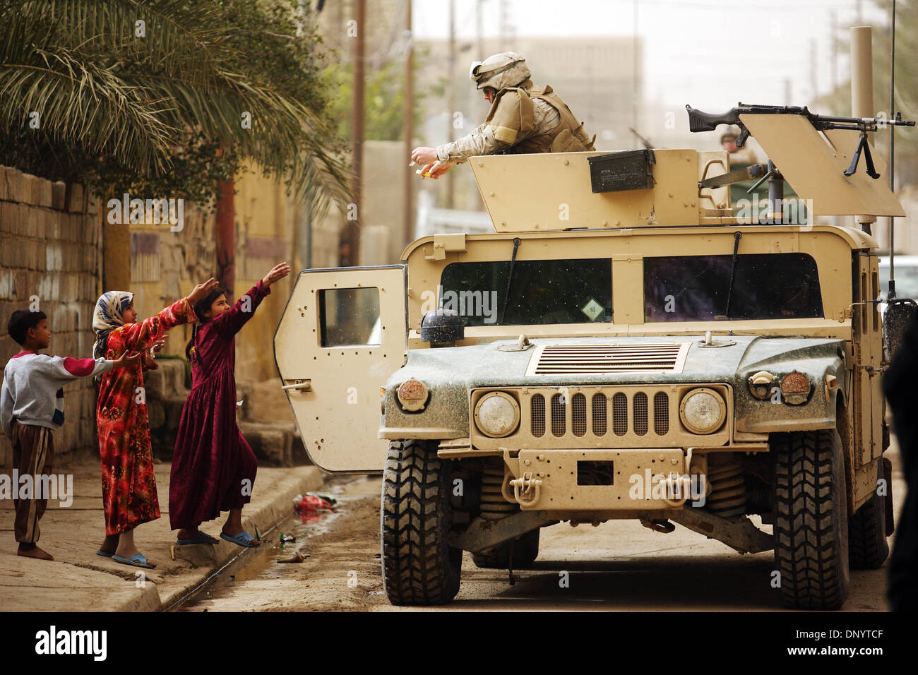 8. Februar 2006; Al-Falujah, Irak; Eine Marine von Waffen Firma 2. marine-Division, 2. Bataillon, 6. Marineregiments RCT-8, 4. Zug (Rufzeichen Black Label) wirft Süßigkeiten für Kinder während einer Patrouille der irakischen Stadt von Al-Falujah. Obligatorische Credit: Foto von Toby Morris/ZUMA Press. (©) Copyright 2006 von Toby Morris Stockfoto