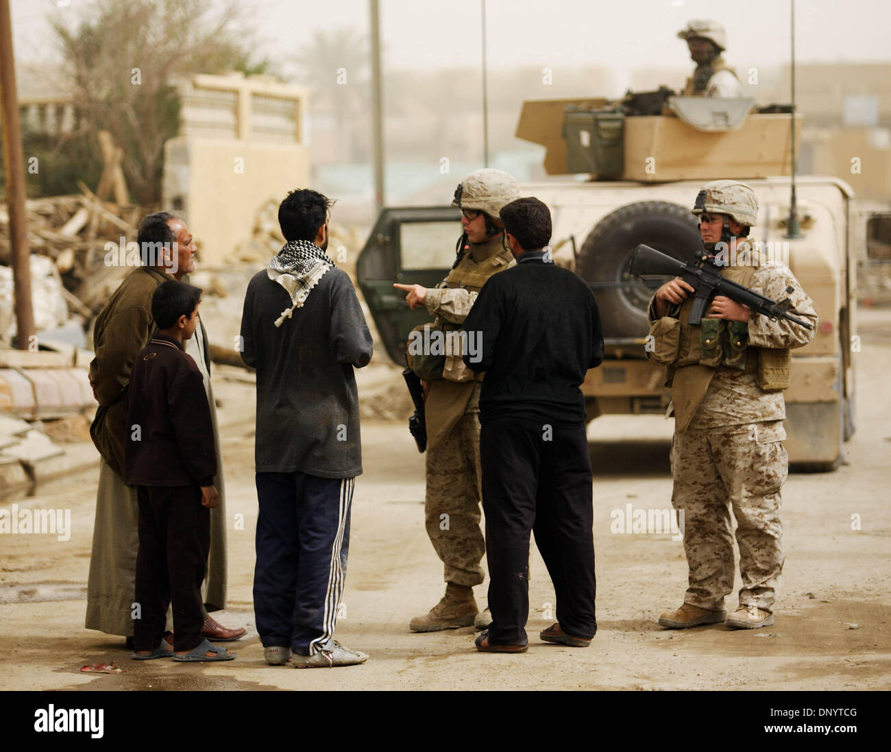 8. Februar 2006; Al-Falujah, Irak; Marines aus Waffen Firma 2. marine-Division, 2. Bataillon, 6. marine Regiment, RCT-8, 4. Zug (Rufzeichen Black Label) sprechen die Einwohner während einer Patrouille der irakischen Stadt von Al-Falujah. Obligatorische Credit: Foto von Toby Morris/ZUMA Press. (©) Copyright 2006 von Toby Morris Stockfoto