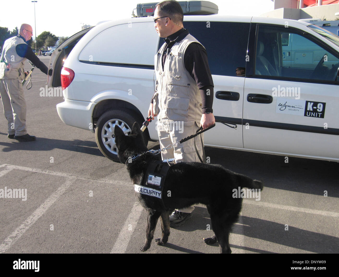 11. Februar 2006; Las Vegas, NV, USA; WYNN Las Vegas Security Guards mit speziellen K9 Bombe schnüffeln Hunde immer bereit, bei THOMAS & MACK Center zu patrouillieren. Die K9-Einheit dient auch im WYNN Las Vegas Hotel, die K9 werden durch spezielle geschulte Sicherheitspersonal innerhalb und außerhalb der Hotelanlage. Die K9-Unit wurde für zusätzliche Sicherheit bei den WM-Kampf MANNY PACQUIAO & ERI verwendet. Stockfoto