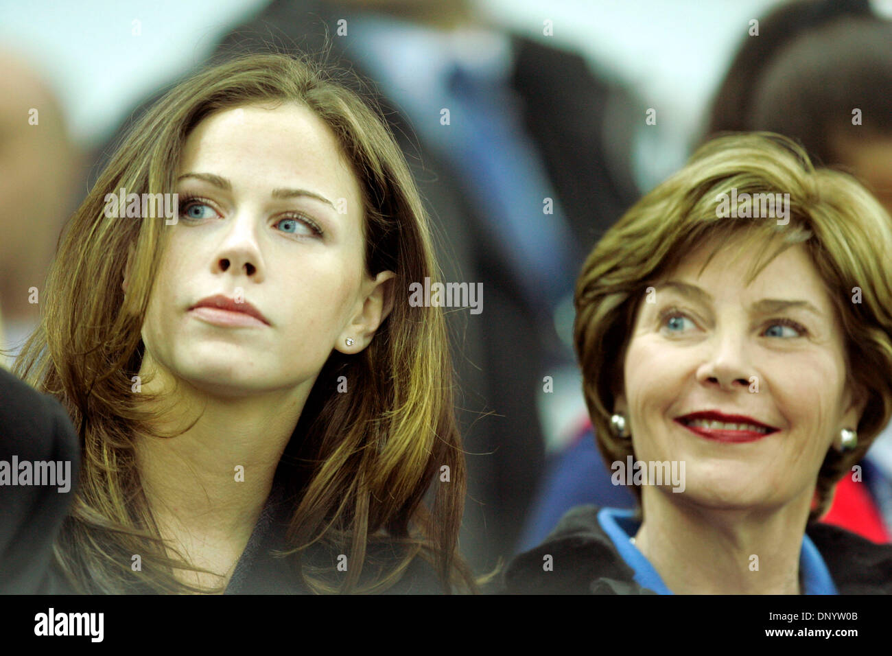 11. Februar 2006; Turin, Italien; XX. Olympischen Winterspiele: First Lady LAURA BUSH und Tochter BARBARA sehen die 5000-Meter-Eisschnelllauf Veranstaltung während der Olympischen Winterspiele Turin 2006. Obligatorische Credit: Foto von K.C. Alfred/SDU-T/ZUMA Press. (©) Copyright 2006 by SDU-T Stockfoto