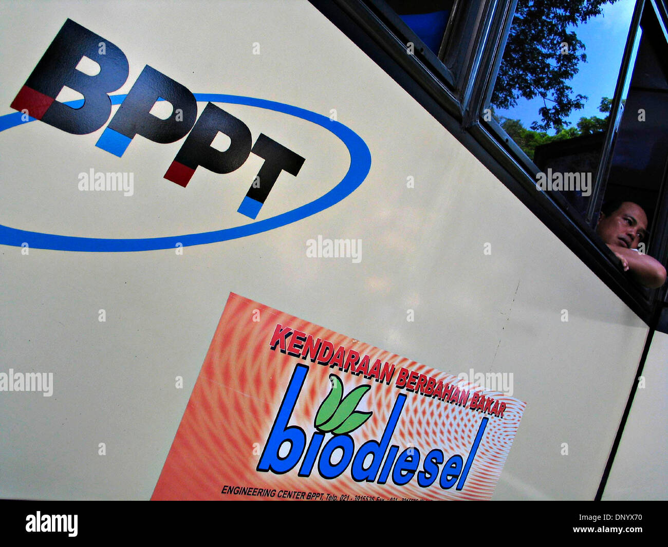 14. Februar 2006; Jakarta, Indonesien; Ein Passagier sieht aus dem Fenster BPPTs corporate Bus, der eine Mischung aus Bio-Diesel, abgeleitet aus der eigenen Forschung Agenturen verwendet. 30 Busse von BPPT (staatliche Agentur für die Beurteilung und Anwendung der Technologie) verwenden eine 10 % Mischung von Bio-Diesel in ihren Dieselkraftstoff ab zwei Jahren. Der Bus-Motor ist ein 1989 Mercedez-Benz und wi Stockfoto