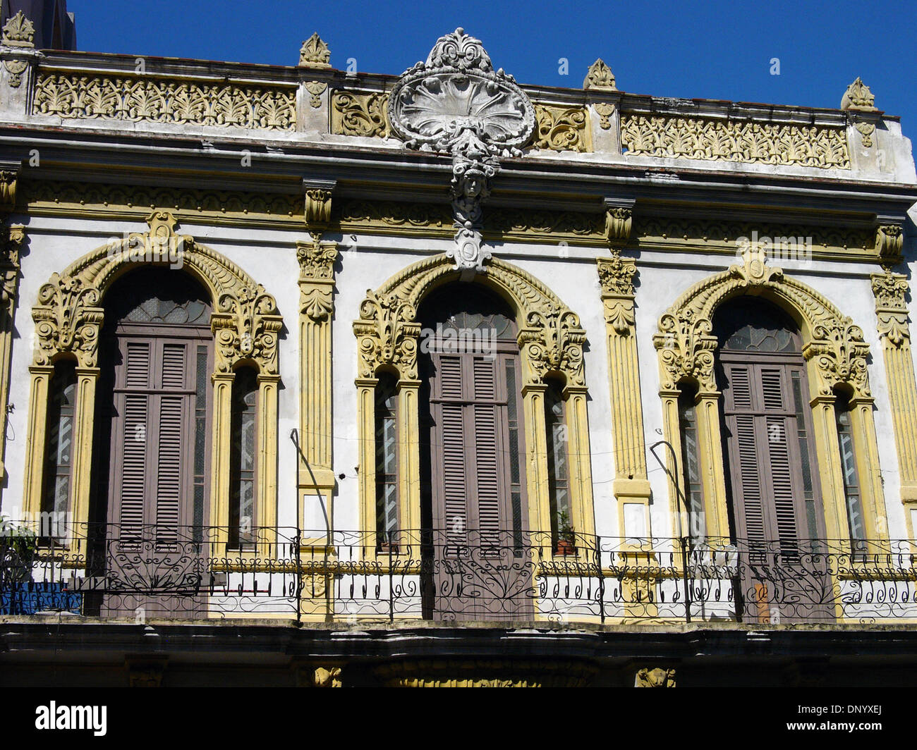 15. Februar 2006; Havanna, Kuba; Kolonialarchitektur in Havanna Viejo. Der Republik Kuba liegt in der nördlichen Karibik, südlich von den Vereinigten Staaten. Der erste Europäer, Kuba zu besuchen war Entdecker Christopher Columbus 1492. Jahrhunderte der Kolonialherrschaft und Revolutionen gefolgt. Batista wurde 1953 von Fidel Castro und Che Guevara abgesetzt. Nach der Revolution Handel mit commi Stockfoto