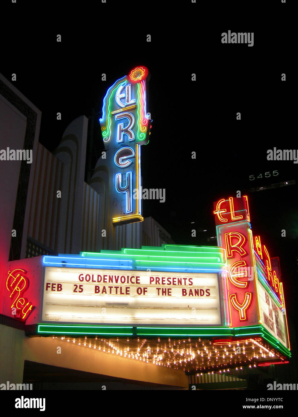 19. Februar 2006; Los Angeles, Kalifornien, USA; Das El Rey Theater ist ein original Art-deco-Theater im Herzen der Miracle Mile, eines Los Angeles erhaltene Art-déco-Viertel. Der El Rey wurde 1936 gebaut und entworfen von Clifford Balch. Nach über 50 Jahren als ersten Film ausgeführt-Haus wurde 1994 der El Rey in ein live-Musik umgewandelt. Ein eingetragenes historisches Wahrzeichen, der El Rey h Stockfoto