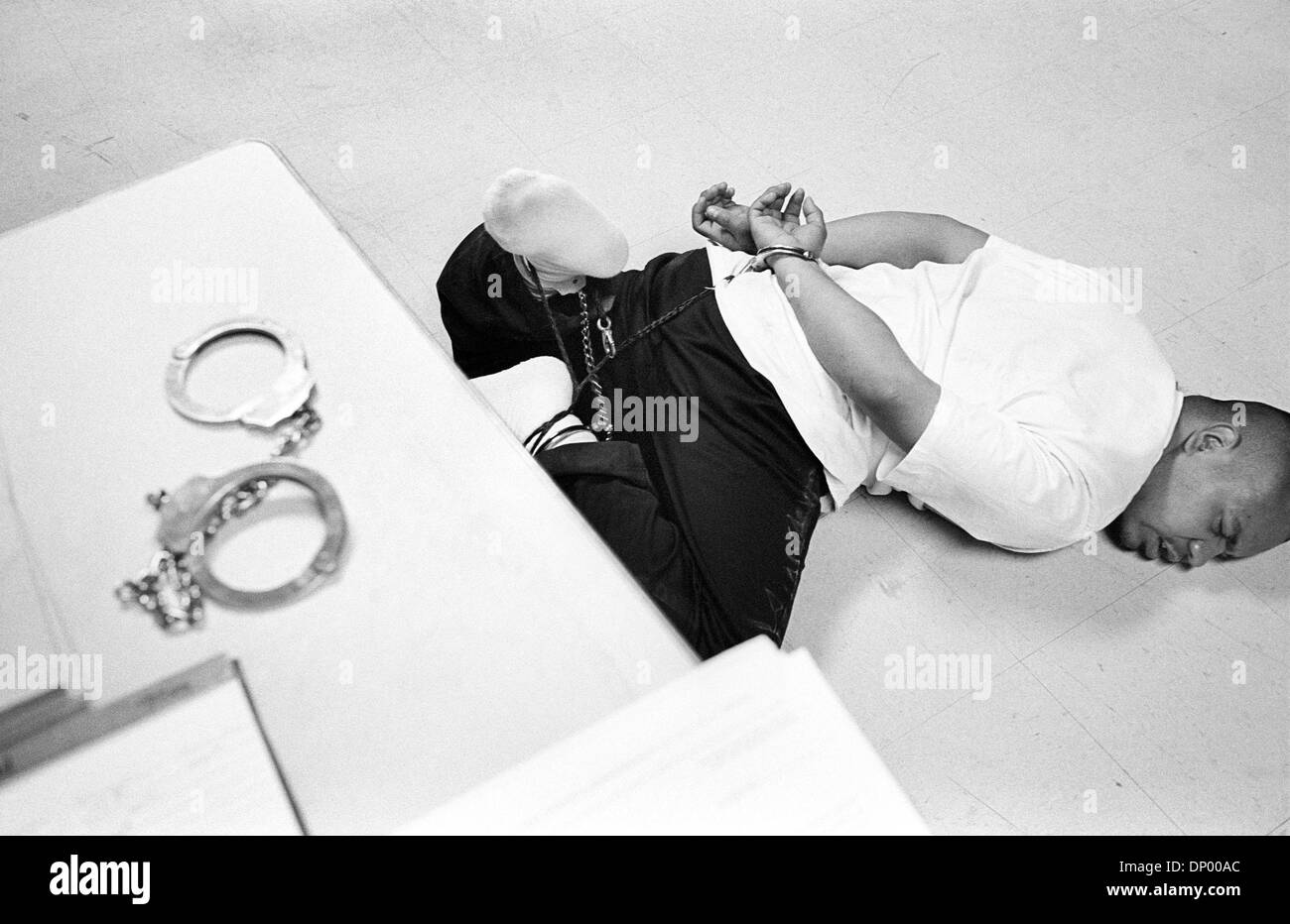 21. Februar 2006; Anthony, TX, USA; (Datei Foto; 1997) Wartezeit vor dem Bezirksgefängnis und verursacht Schäden an seiner Zelle und möglicherweise selbst gestellt werden, ist dieser junge Mann auf die Füße gefesselt.  Obligatorische Credit: Foto von Jerome Brunet/ZUMA Press. (©) Copyright 2006 von Jerome Brunet Stockfoto