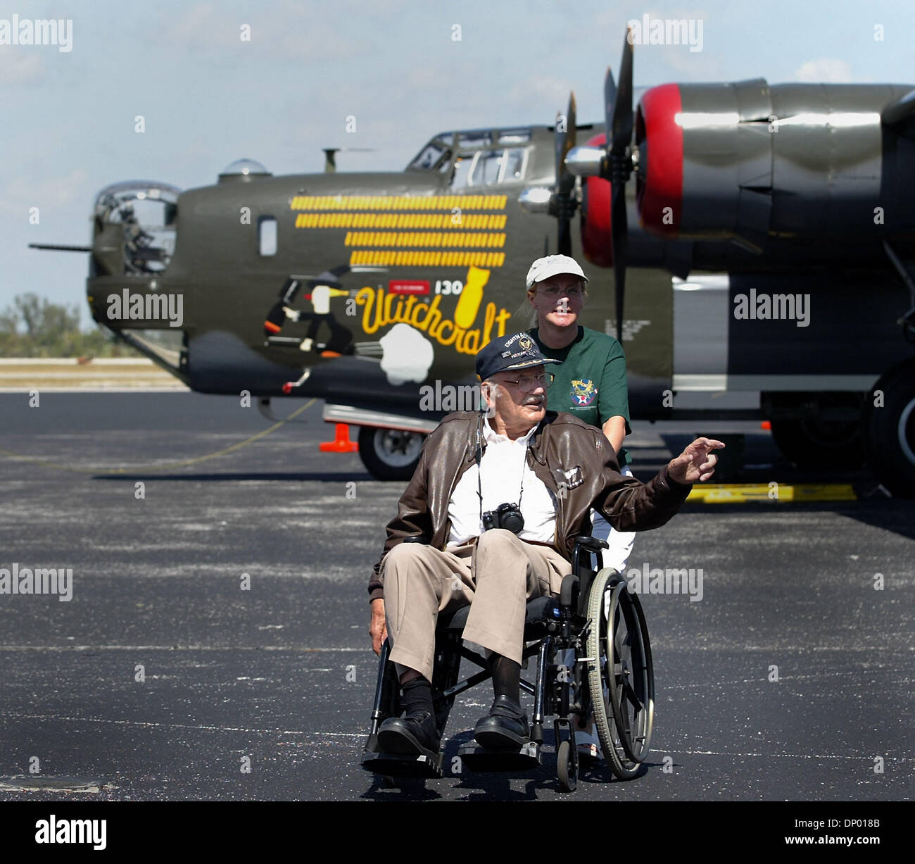 23. Februar 2006; Pompano Beach, FL, USA; Stanley Zybort, als Flugingenieur an Bord einer b-24 während des zweiten Weltkriegs diente, befasst sich mit anderen restaurierten Kampfflugzeuge am Pompano Beach Flughafen, Donnerstag. Seine b-24 wurde 6. August 1944 über Deutschland auf seiner 5. Mission abgeschossen, Zybort verlor sein Bein zu Verletzungen von Flak-Feuer. Die Hexerei (hinter ihm) ist eine restaurierte B-24J aus der Collin Stockfoto