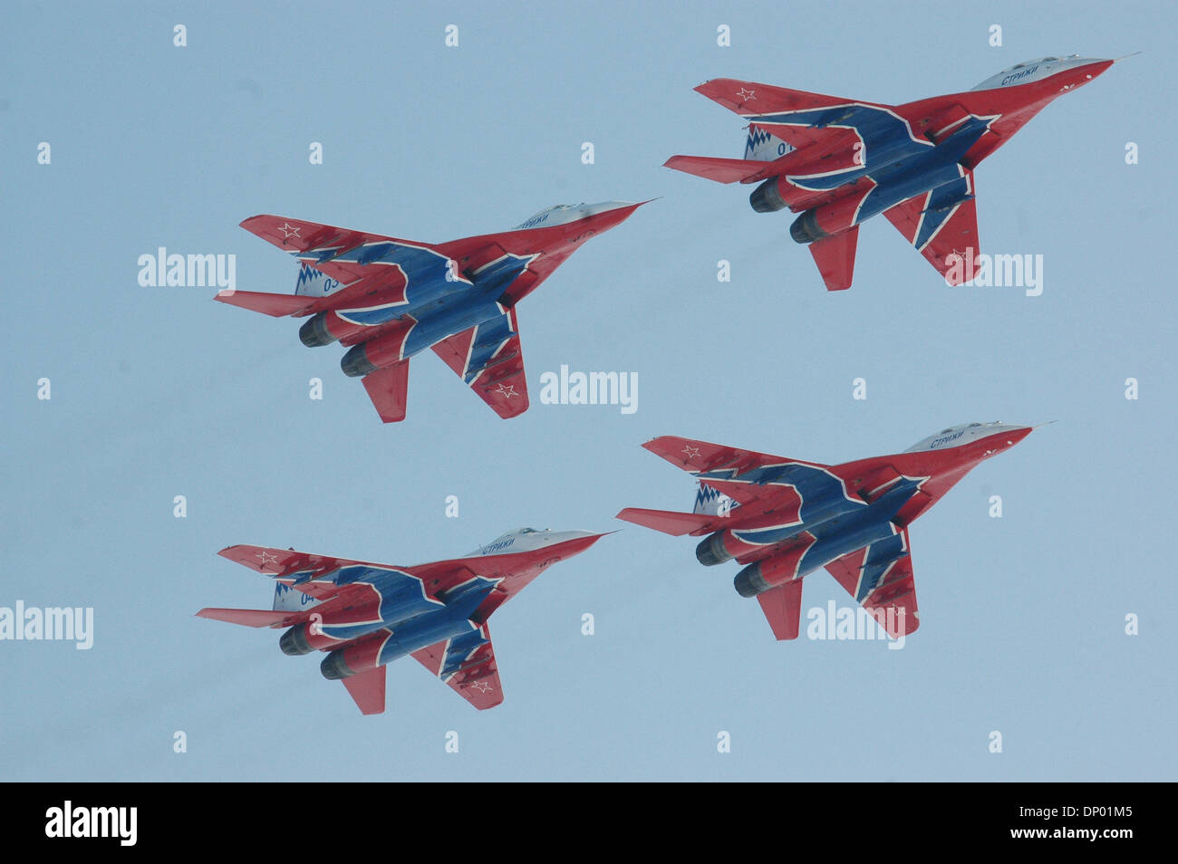 16. August 2009 - Moskau, Russland - A Pilot wurde getötet und mindestens ein Zivilist wurde verletzt, als zwei Suchoi Su-27 Kampfjets aus einer Elitegruppe von russischen Kunstflug während des Trainings außerhalb von Moskau stürzte. Die Jets stürzte in einer Verbindung der Ferienwohnungen (FeWos) nach einer Kollision in der Luft in der Nähe der Stadt Schukowski bei einem Übungsflug für die russische Ritter Kunstflugstaffel vor der M Stockfoto