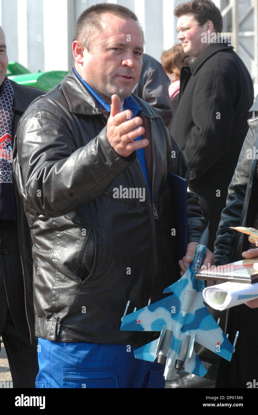 16. August 2009 - Moskau, Russland - zwei russische Kampfjets der Russlands berühmten Kunstflugstaffel "Russkiye Vityazi" ("Russian Knights") haben auf Sonntag, 16. August 2009 in der Nähe von Zhukhovsky Flugplatz östlich von Moskau, wo sie für die Luft-und Raumfahrt-Ausstellung MAKS 2009 üben waren, kollidierte am Dienstag, den 18. August startet 2009.der Opfer des Absturzes war Oberst Igor Tkachenko, Comman Stockfoto