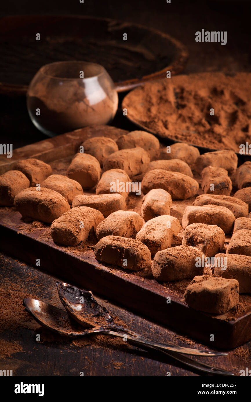 Schokoladen-Trüffel in Kakaopulver Stockfoto