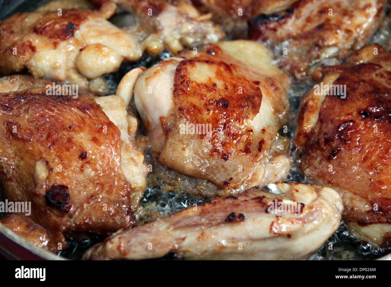 Gebratenes Huhn in der Pfanne kochen. Stockfoto