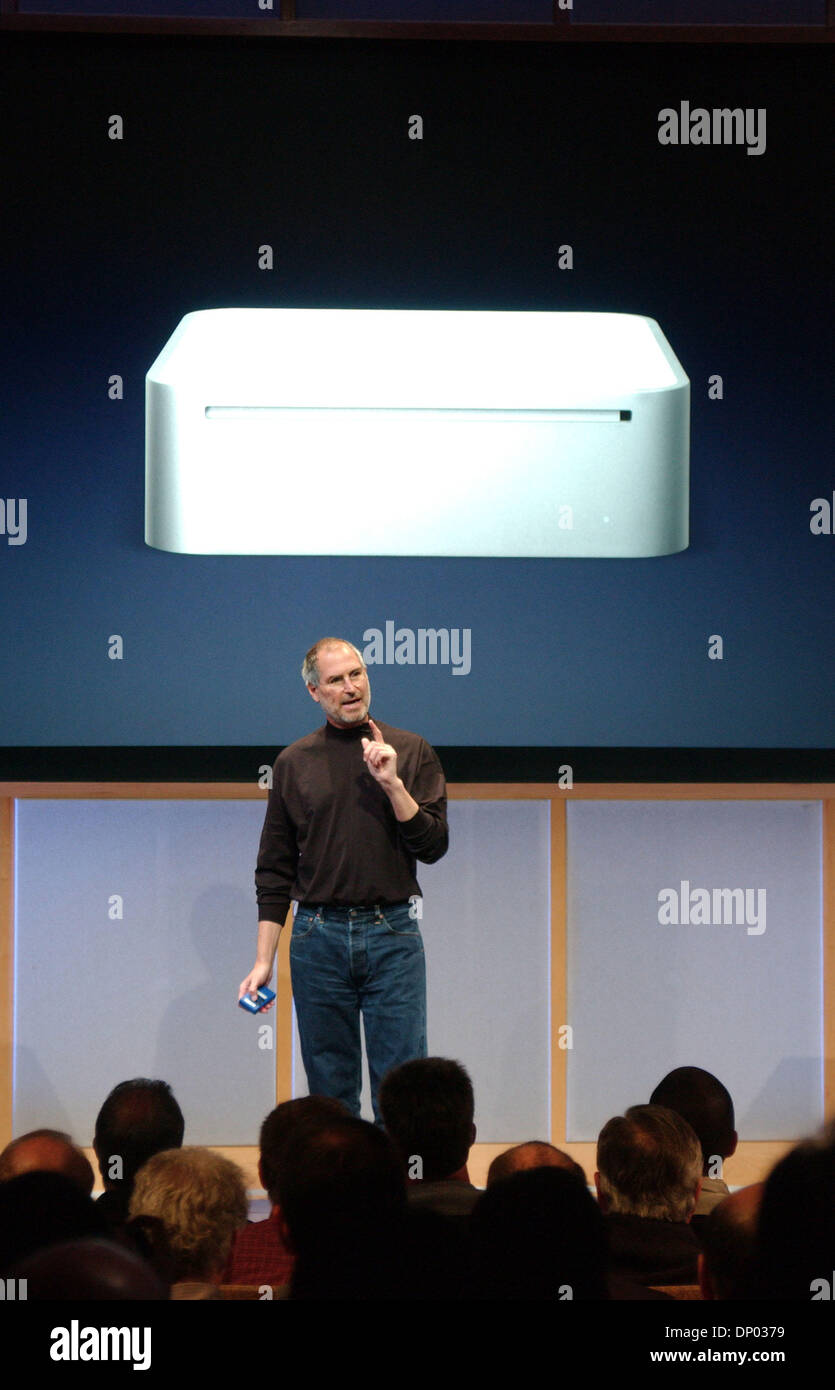 27. Februar 2006; Cupertino, Kalifornien, USA; Apple Computer CEO STEVE JOBS präsentiert neuesten Produkt Mac Mini Intel Core Duo, bei Apple-Hauptquartier in Cupertino, Kalifornien.                                Obligatorische Credit: Foto von Jerome Brunet/ZUMA Press. (©) Copyright 2006 von Jerome Brunet Stockfoto