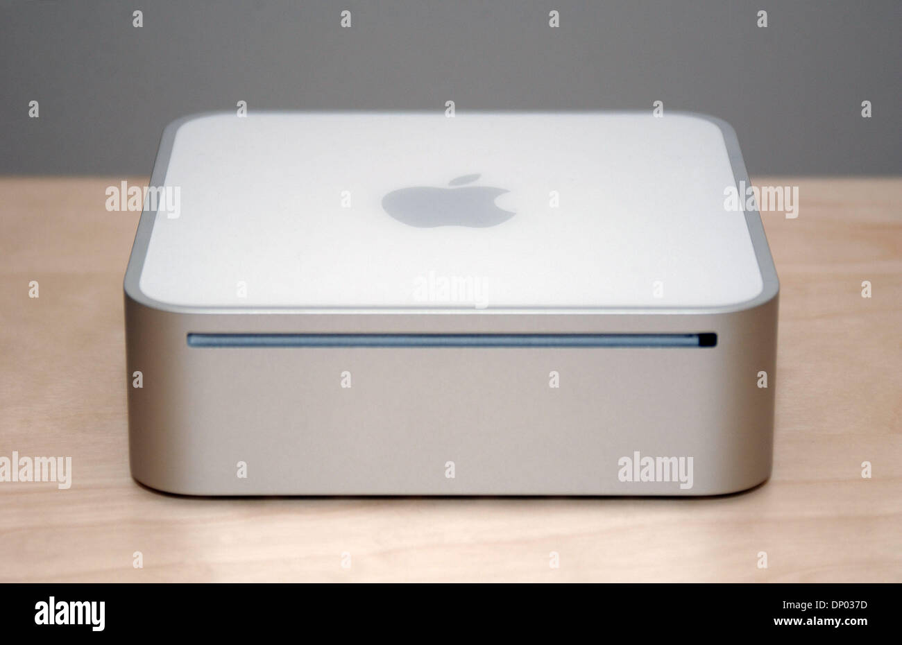 27. Februar 2006; Cupertino, Kalifornien, USA; Apple-Chef STEVE JOBS Apple Computer präsentiert neuesten Produkt Mac Mini Intel Core Duo, bei Apple-Hauptquartier in Cupertino, Kalifornien.                                Obligatorische Credit: Foto von Jerome Brunet/ZUMA Press. (©) Copyright 2006 von Jerome Brunet Stockfoto