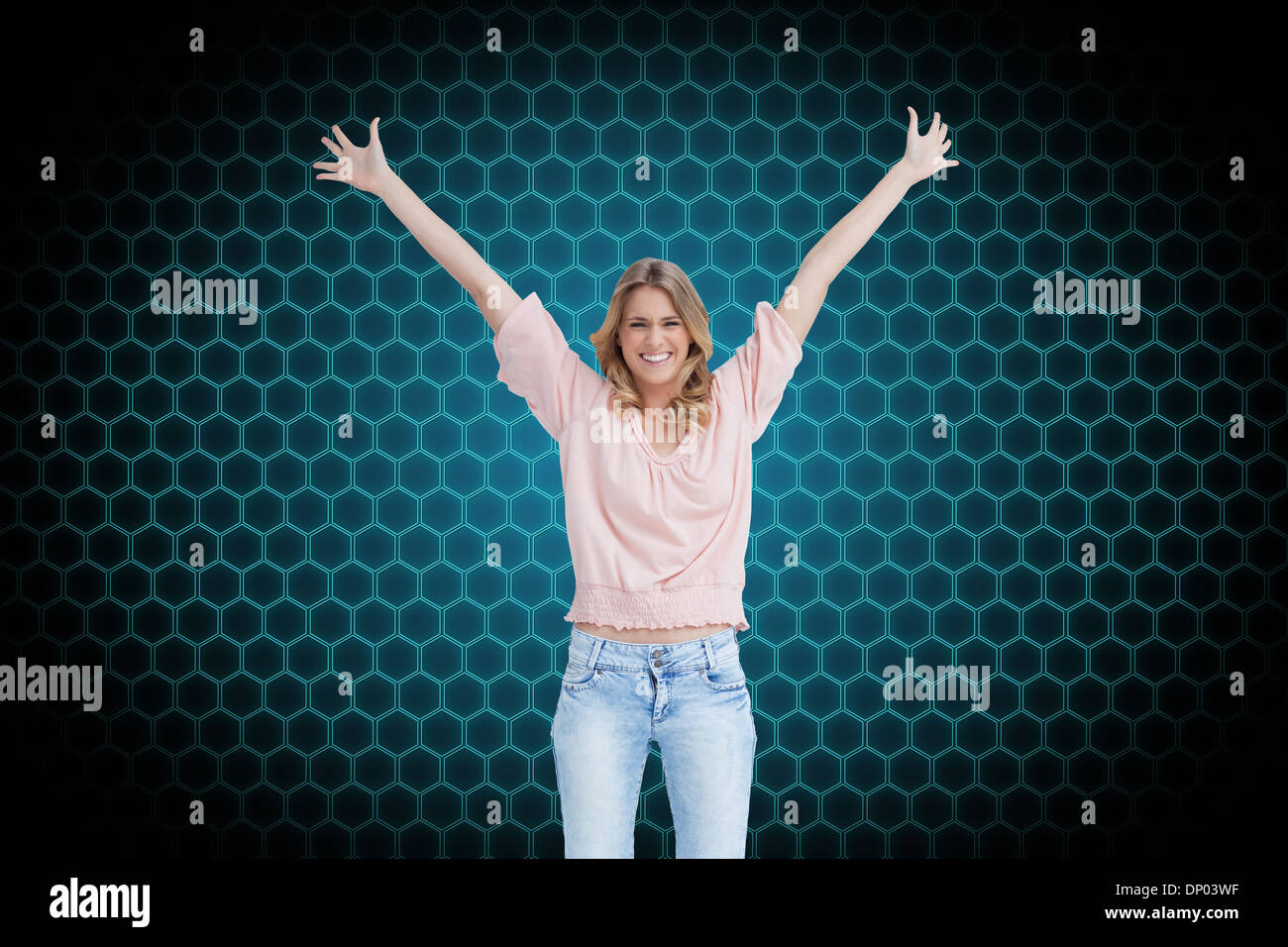 Zusammengesetztes Bild voller Länge Aufnahme einer lächelnden Frau mit ihren Armen hochgezogen Stockfoto
