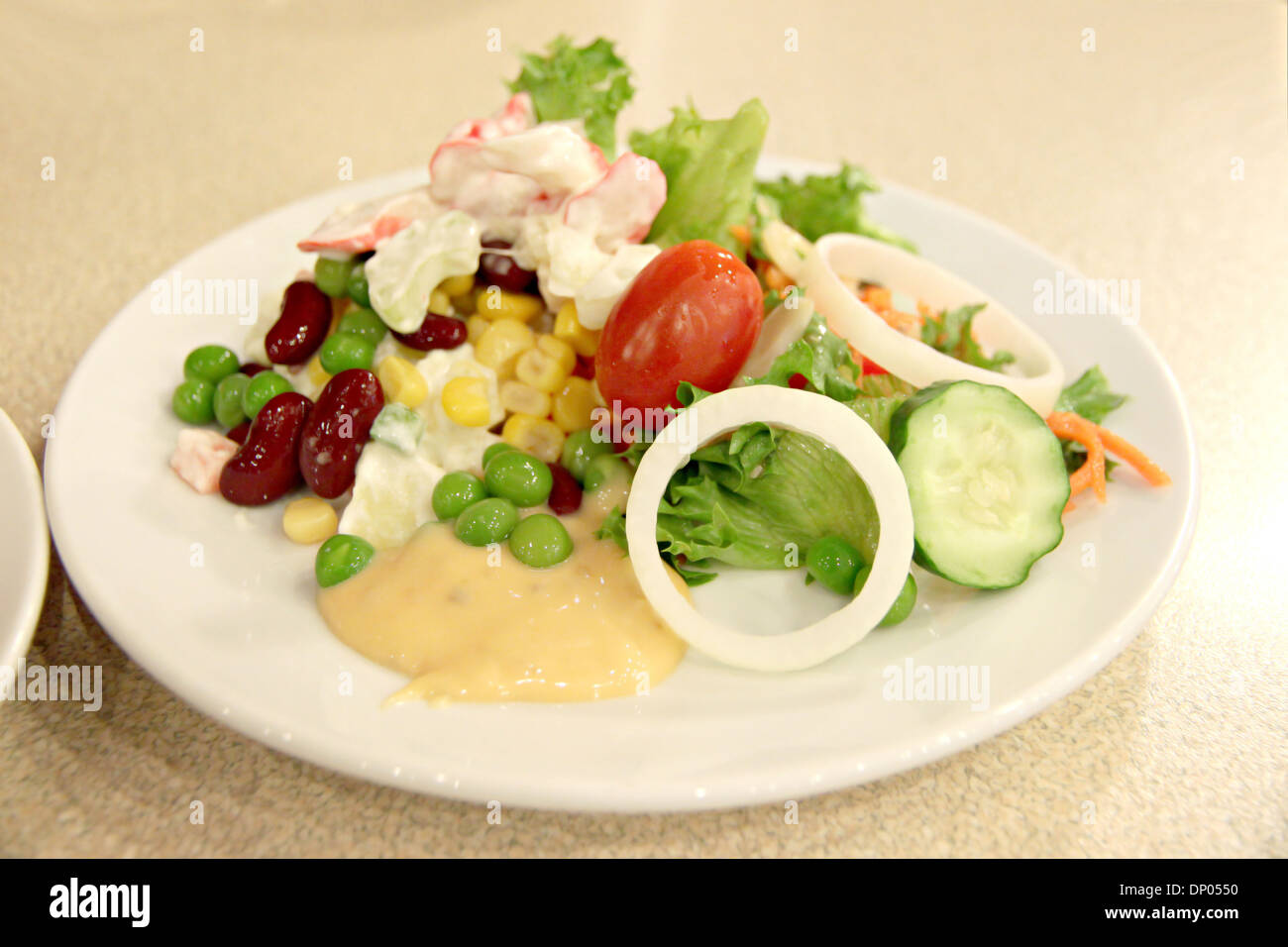 Thunfisch Salat in die weiße Schale. Stockfoto