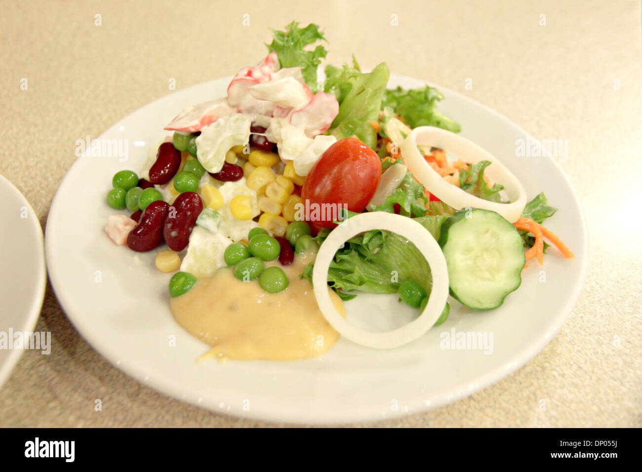 Thunfisch Salat in die weiße Schale. Stockfoto