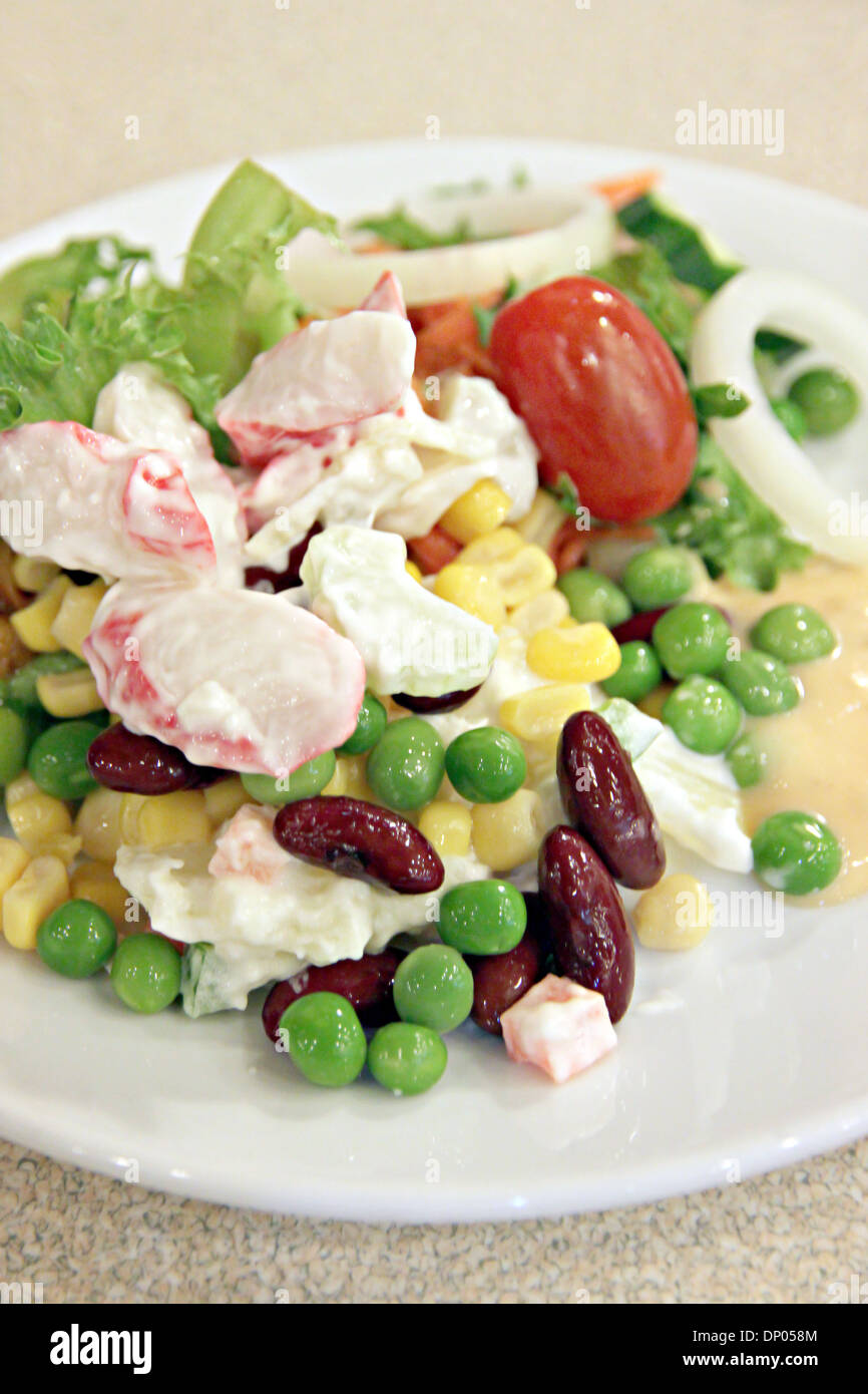 Thunfisch Salat mit gemischtem Gemüse verschiedenster Art. Stockfoto