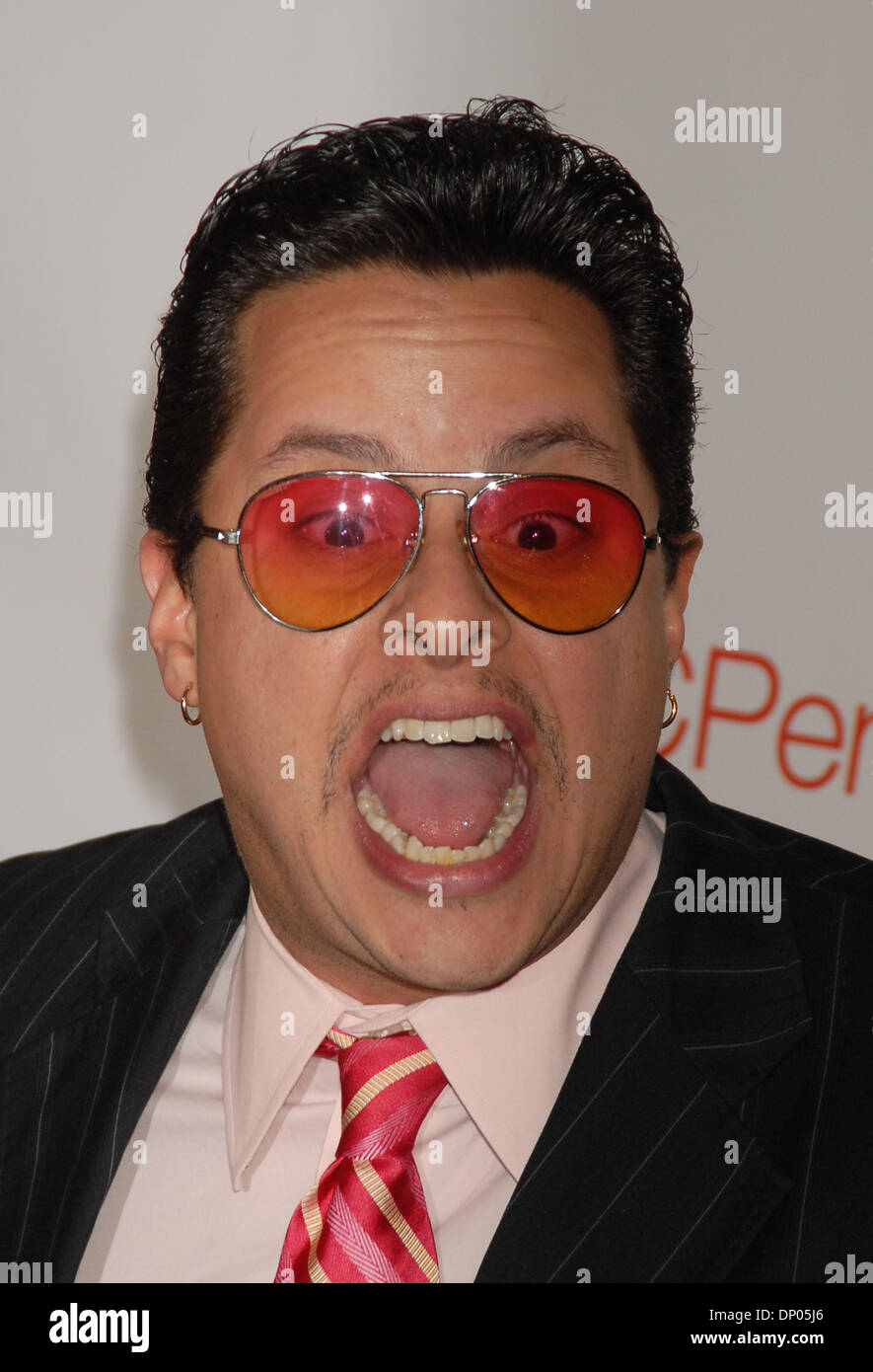 2. März 2006; New York, NY, USA; TITO PUENTE JR.  bei der Eröffnung der JCPenney Erfahrung am Times Square.  Obligatorische Credit: Foto von Dan Herrick-KPA/ZUMA KPA. (©) Copyright 2006 von Dan Herrick-KPA Stockfoto