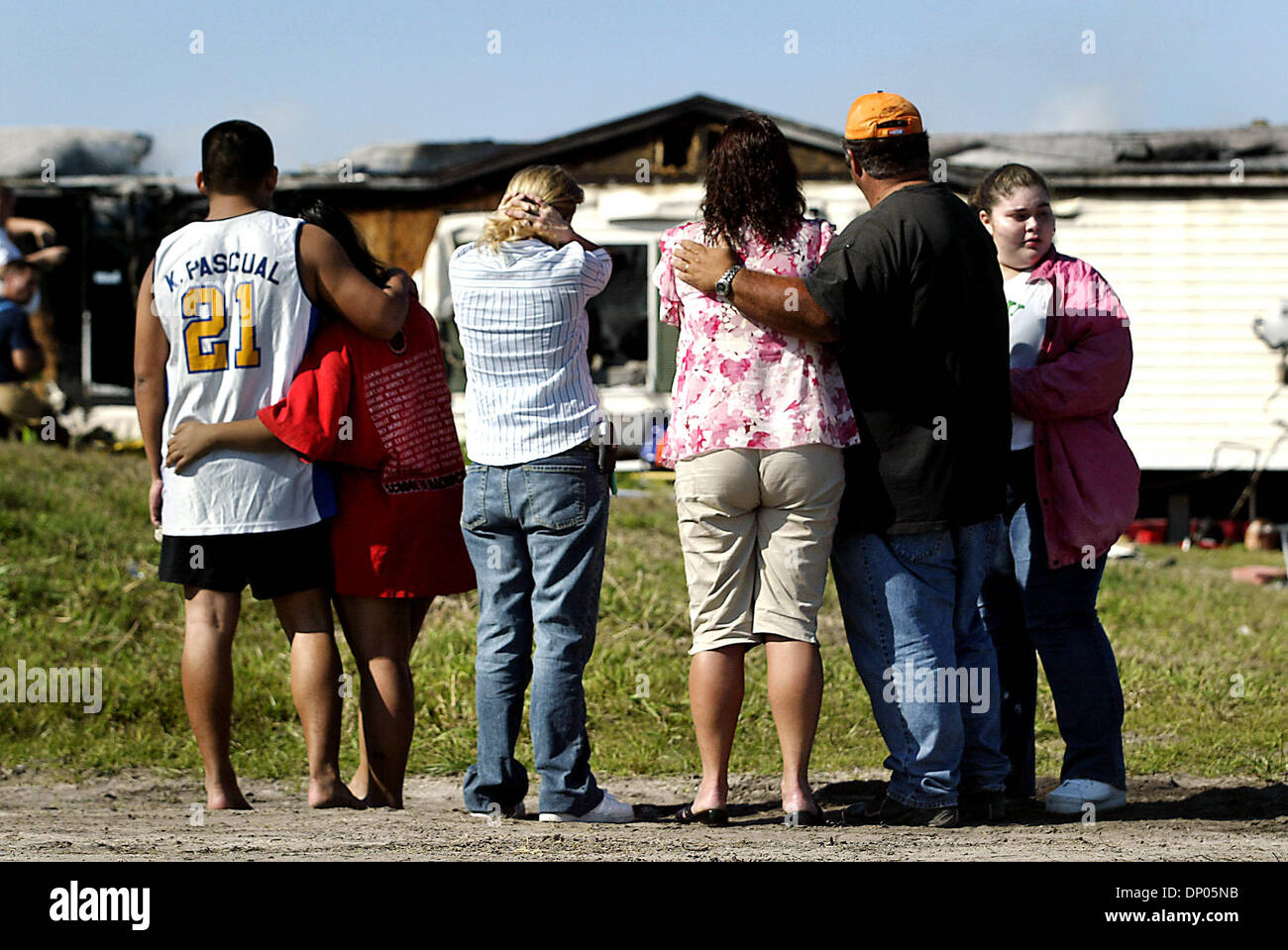 2. März 2006; Indiantown, FL, USA; Tomas Pascual, 20, von links, Ashley Williams, 17, Amanda Baggett, 23, Dinah Miller, Glen Miller und Megan Miller, 14, beobachten Sie, wie Martin County Fire Rescue Feuerwehrleute arbeiten um ein Feuer zu löschen, die im Schlafzimmer von einem doppelt breiten hergestelltes Haus auf Allapattah Straße Donnerstag gestartet. Sechs Menschen lebten in der Heimat.   Obligatorische Credit: Foto von Meghan Stockfoto