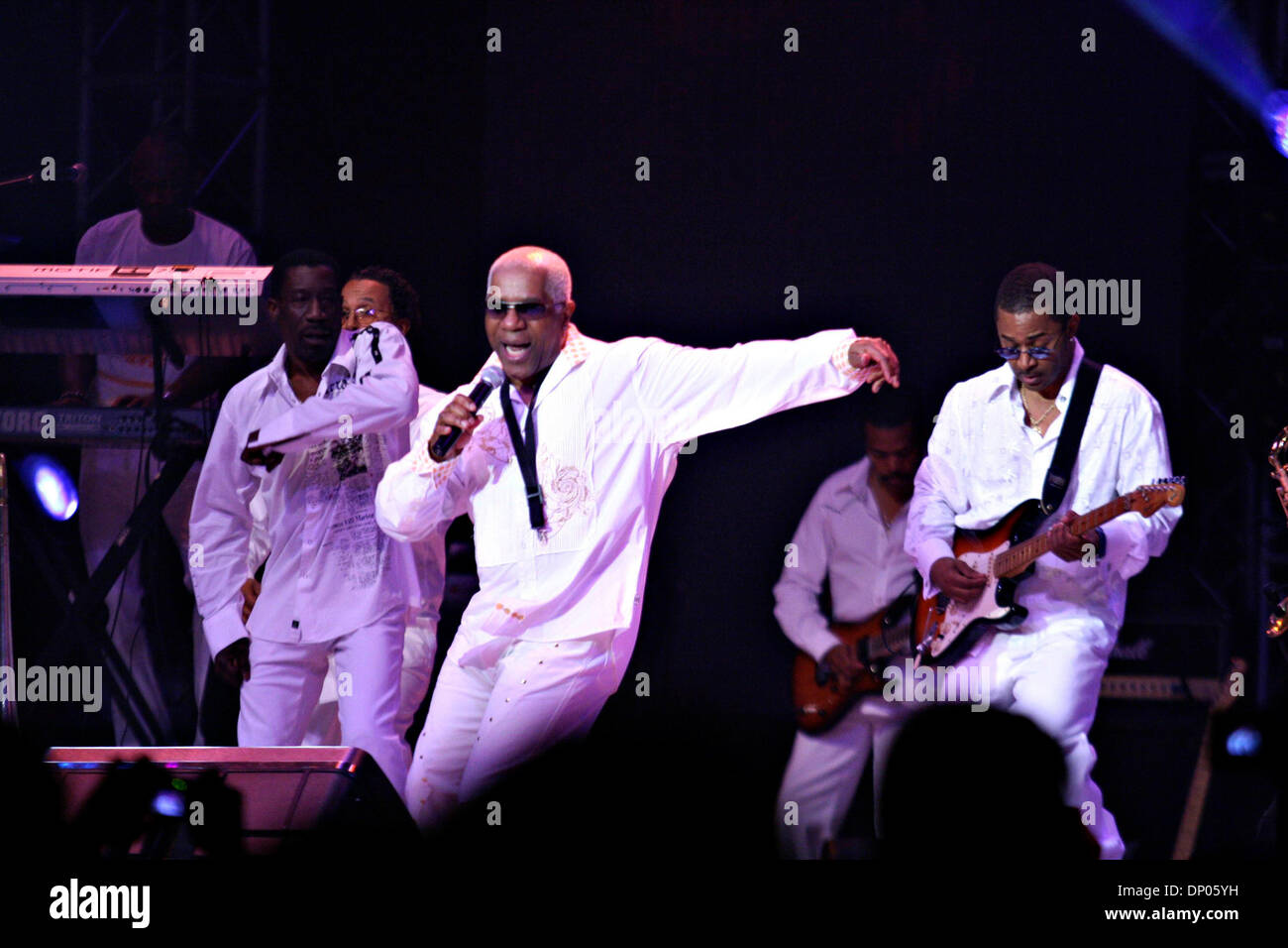 3. März 2006; Jakarta, Indonesien; Gruppe-Kool &amp; The Gang führt in den ersten Tag der internationalen Java Jazz Festival 2006. Rund 1200 Darstellern inszeniert und Tausende von jazz-Liebhaber genossen die Aufführungen in der drei-Tages-jazz-Festival. Auf 3. März 2006 abgebildet. Obligatorische Credit: Foto von Toto Santiko Budi/JiwaFoto/ZUMA Press. (©) Copyright 2006 von JiwaFoto Stockfoto