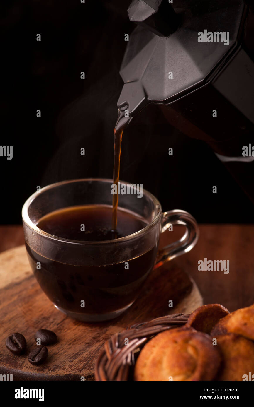 Tasse Kaffee und Gebäck Stockfoto